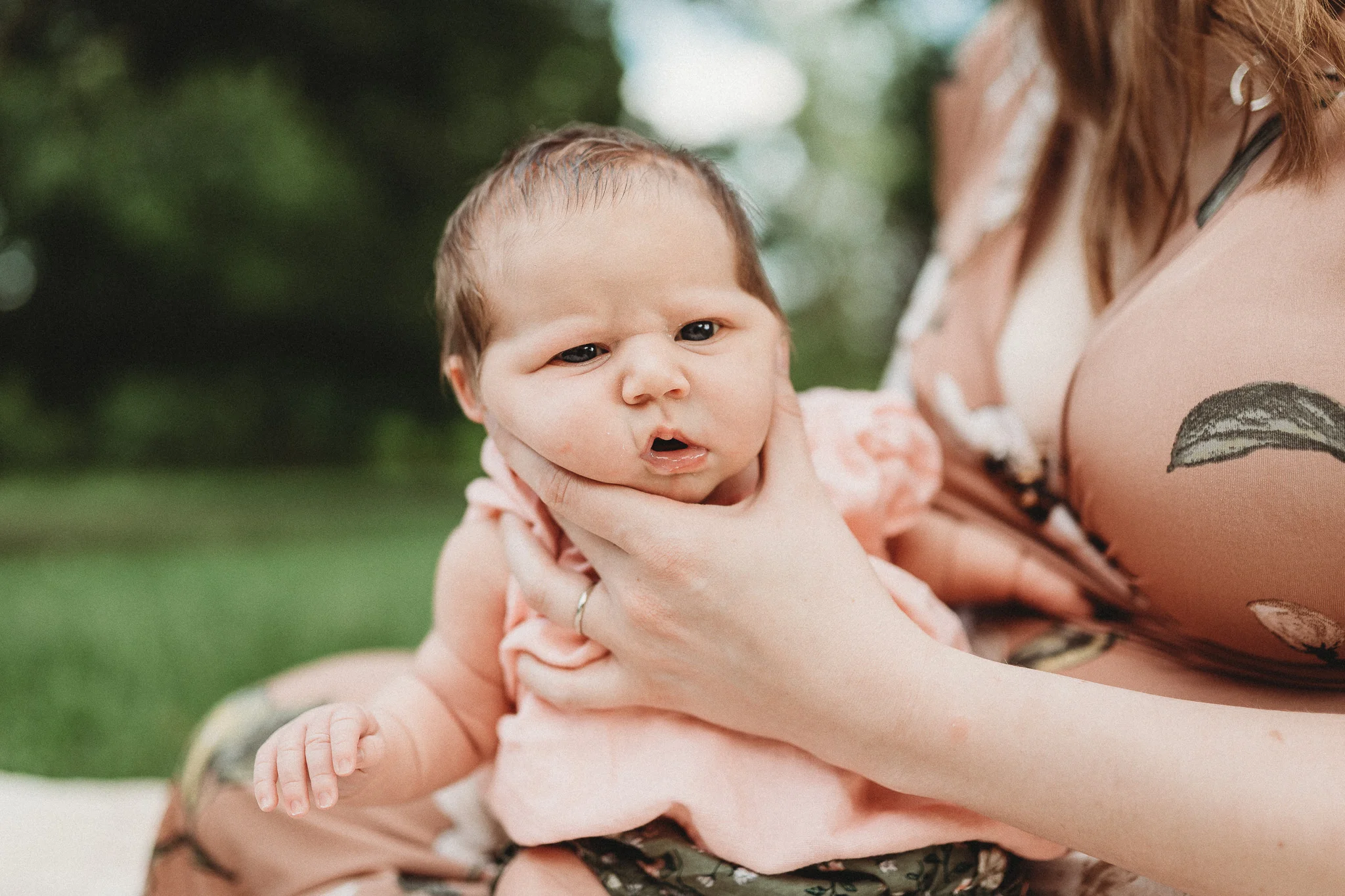 Outdoor-Lifestyle-Newborn-Photos-Inniswood-Botanical-Garden
