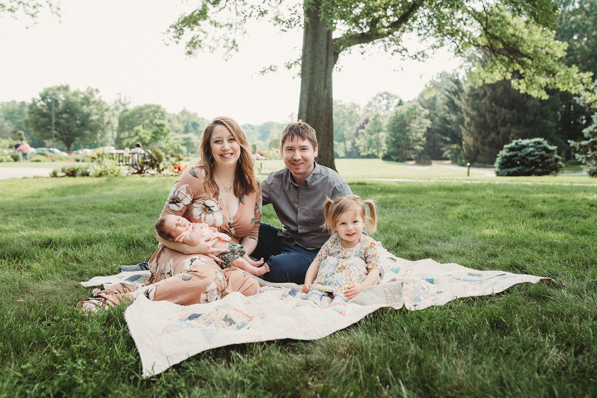 Outdoor-Lifestyle-Newborn-Photos-Inniswood-Botanical-Garden