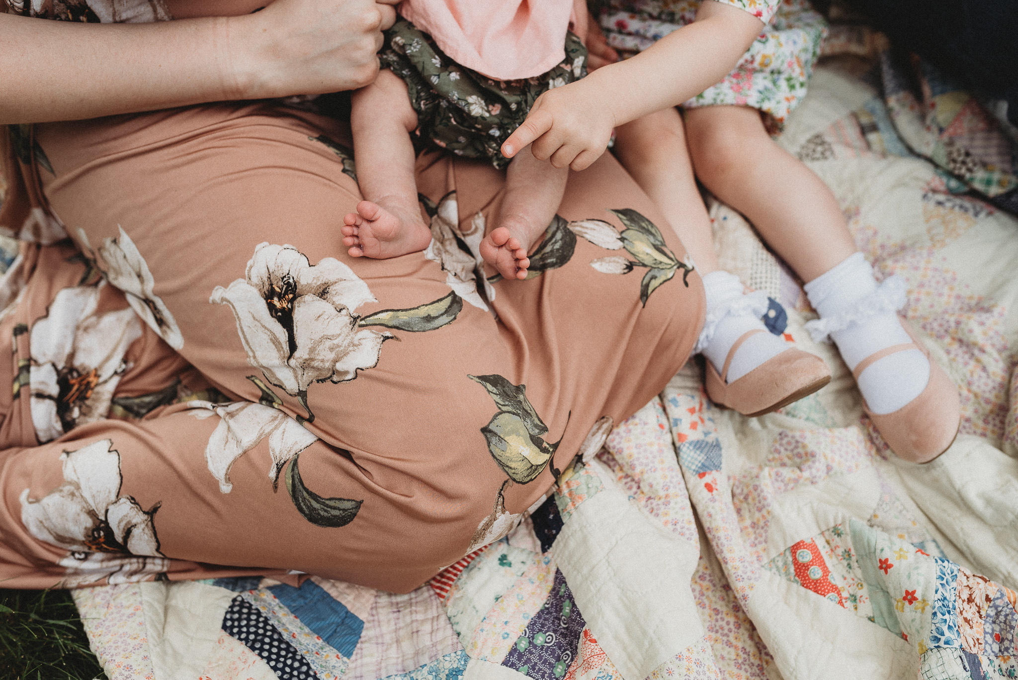 Outdoor-Lifestyle-Newborn-Photos-Inniswood-Botanical-Garden