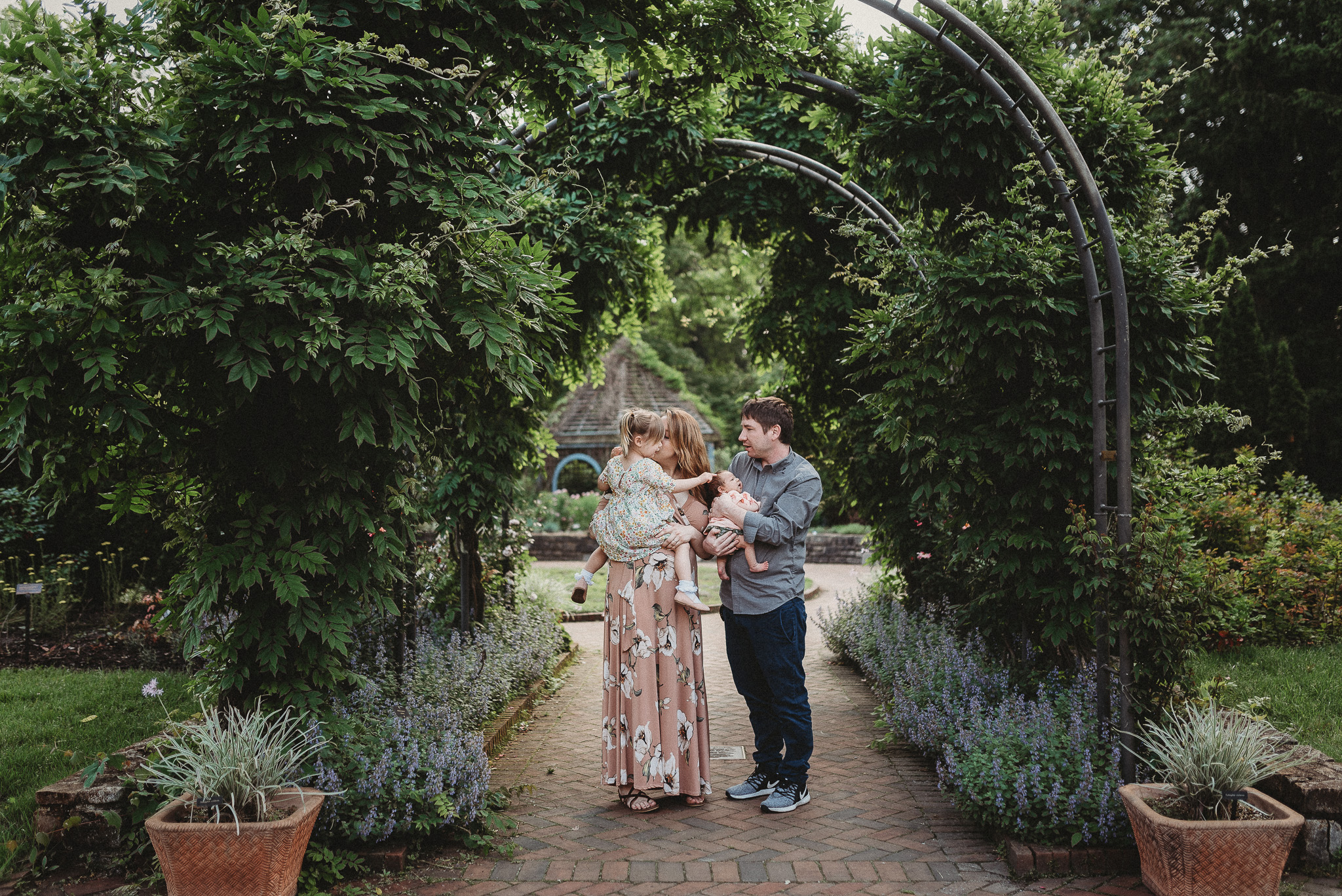 Outdoor-Lifestyle-Newborn-Photos-Inniswood-Botanical-Garden