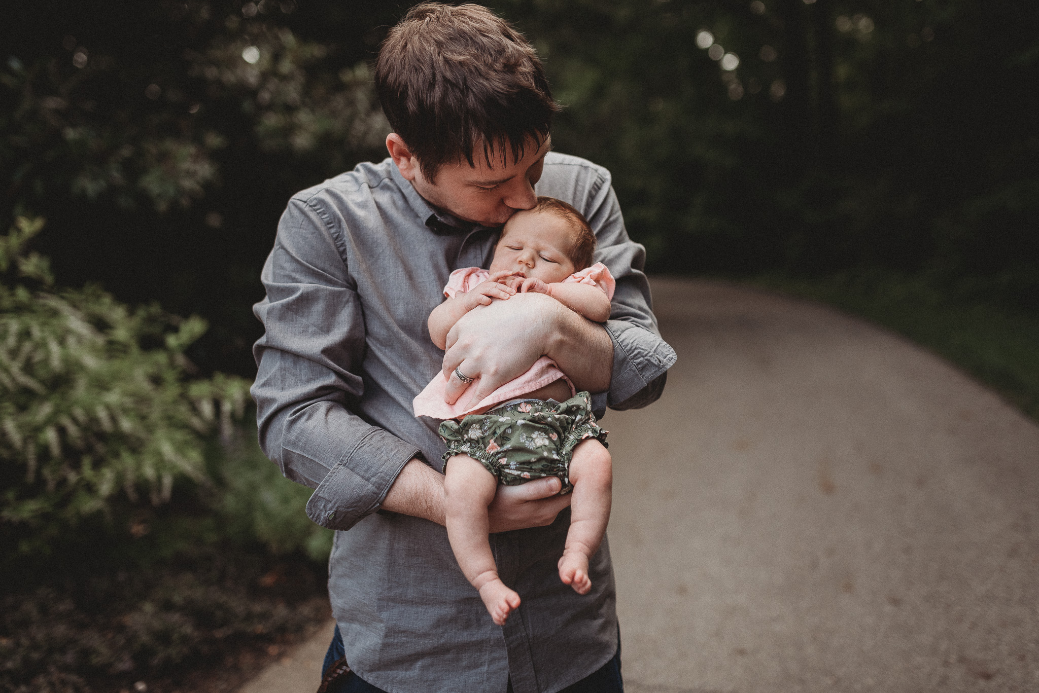 Outdoor-Lifestyle-Newborn-Photos-Inniswood-Botanical-Garden