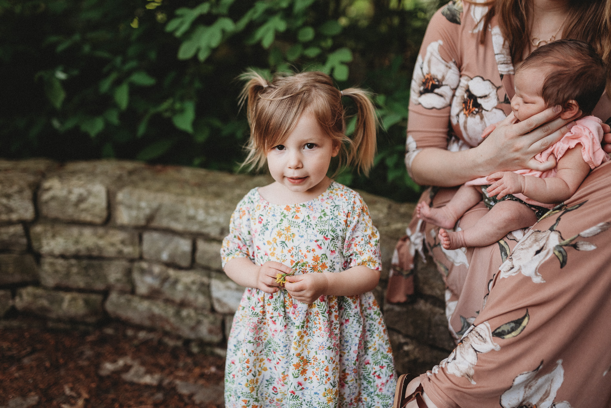 Outdoor-Lifestyle-Newborn-Photos-Inniswood-Botanical-Garden