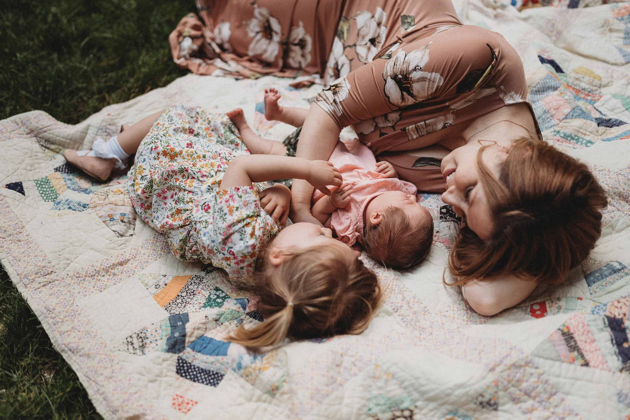 Outdoor-Lifestyle-Newborn-Photos-Inniswood-Botanical-Garden