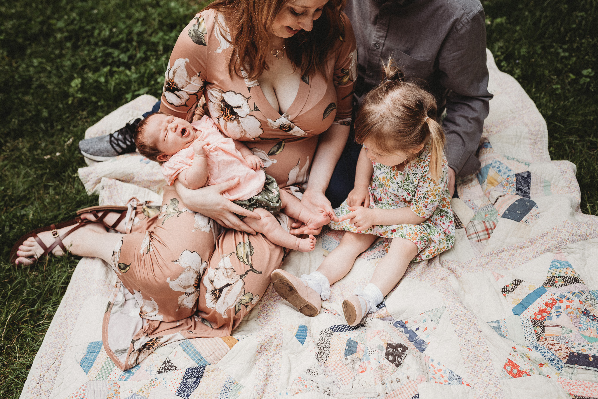 Outdoor-Lifestyle-Newborn-Photos-Inniswood-Botanical-Garden