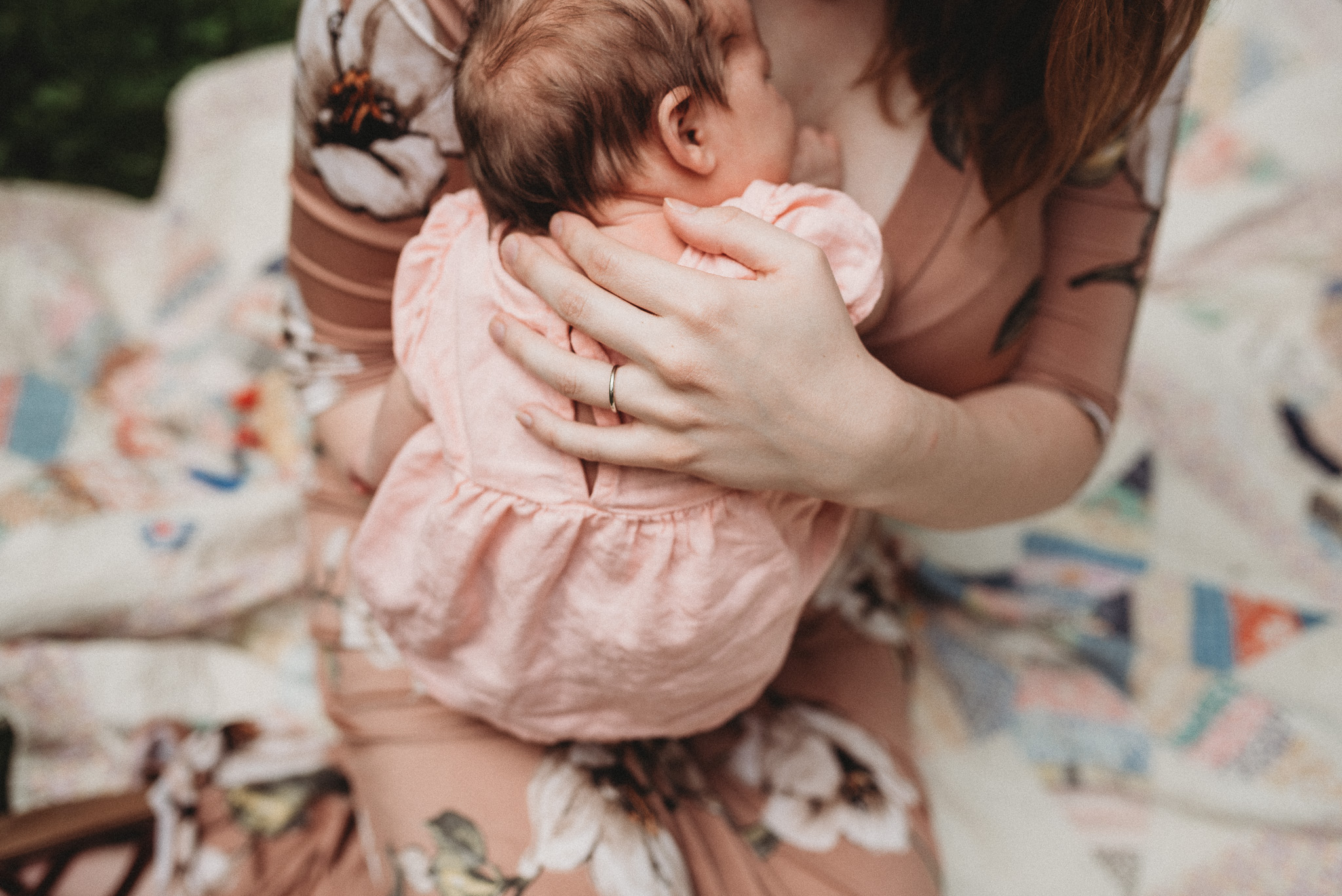 Outdoor-Lifestyle-Newborn-Photos-Inniswood-Botanical-Garden