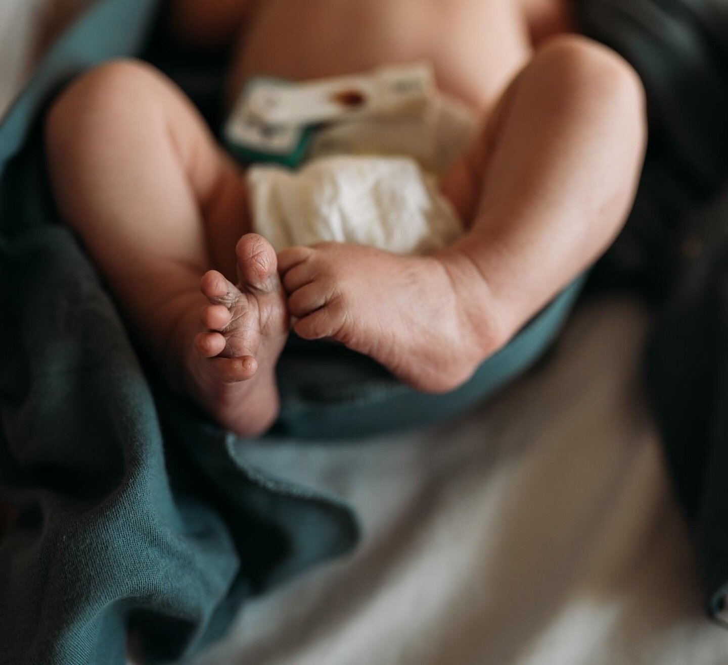 Fresh 48 sessions are so underrated.. The wrinkled feet always get me 🥹 

#fresh48photography #newbornphotography #lifestylephotography #614moms