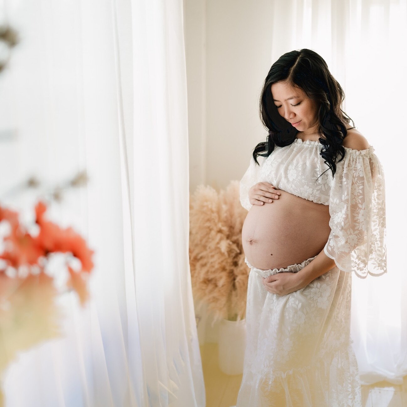 Gorgeous momma-to-be 🥰 

I have opened a few floral mini sessions for Saturday 4/6! These sessions are great for Mommy &amp; Me, Baby Milestones, maternity, or milk/breastfeeding photos! 

See my stories for a peak at the studio!

💌 DM me for booki