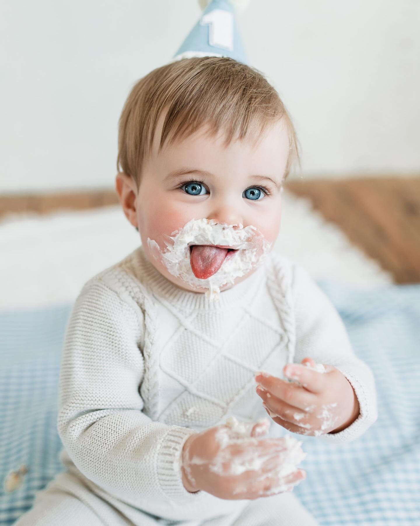 Just keep swiping ➡️ for more cuteness 😍❤️

Happy Birthday, sweet boy!

#cakesmash #firstbirthday #lifestylephotography #614moms #columbusohiophotographer