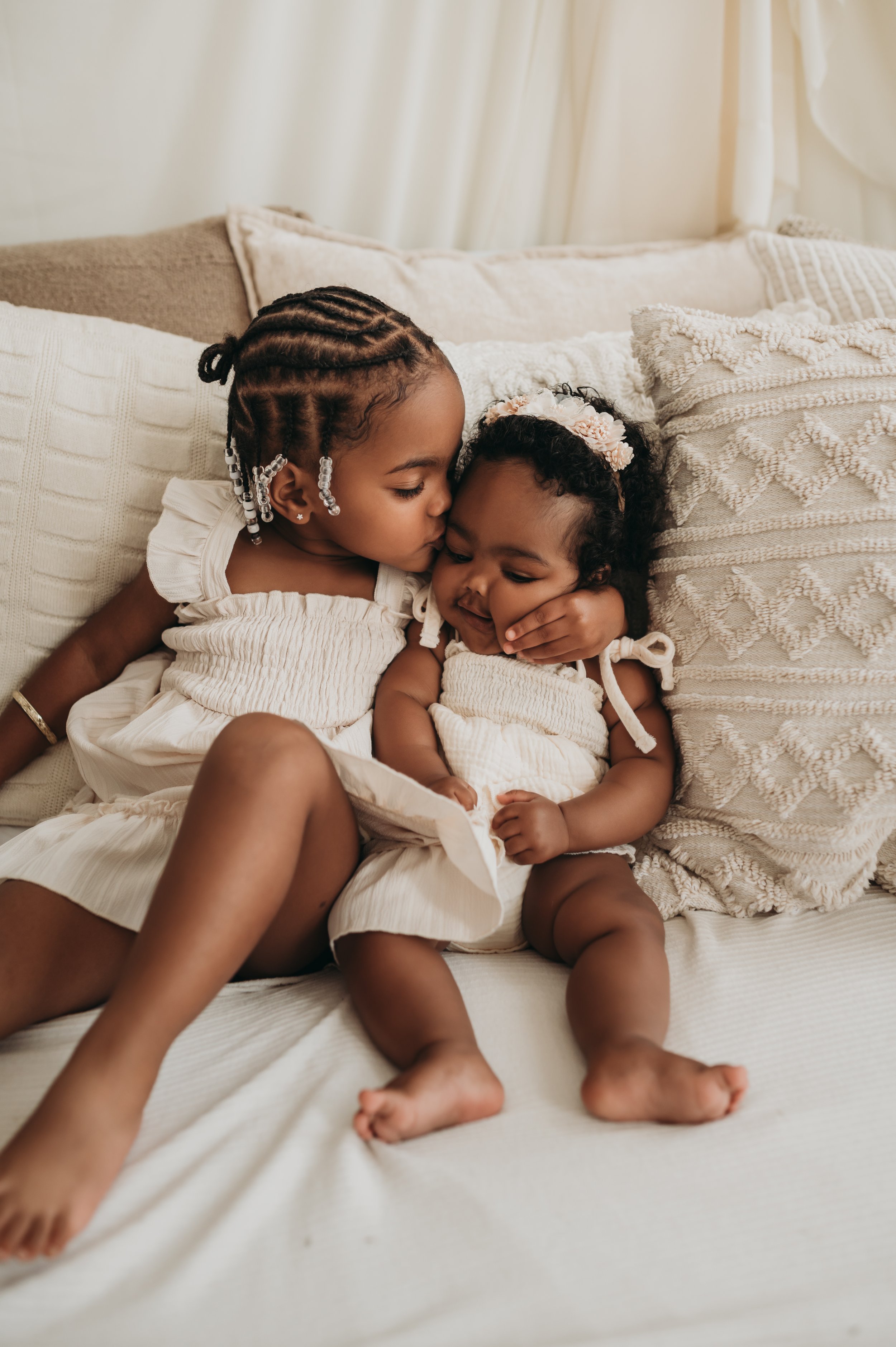 spring-family-photo-neutral-tones-studio