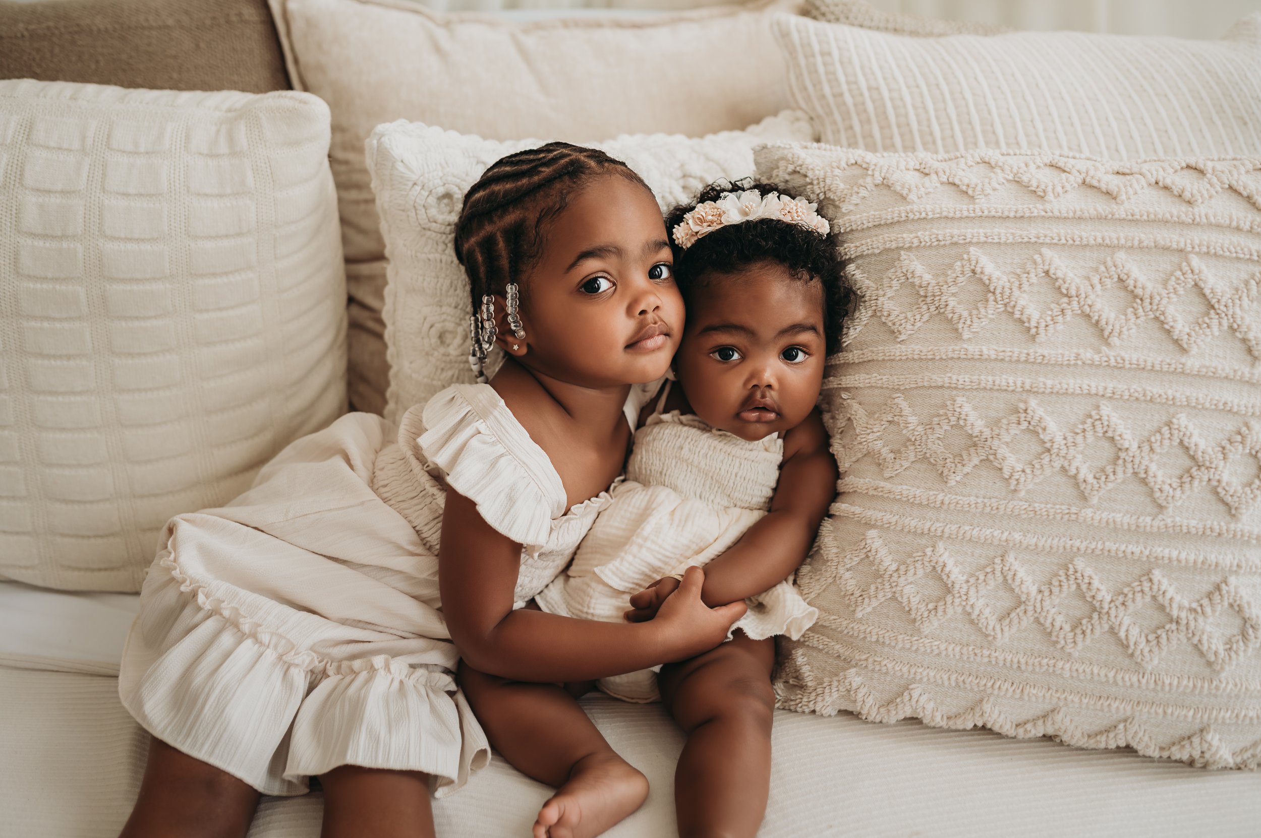 spring-family-photo-neutral-tones-studio
