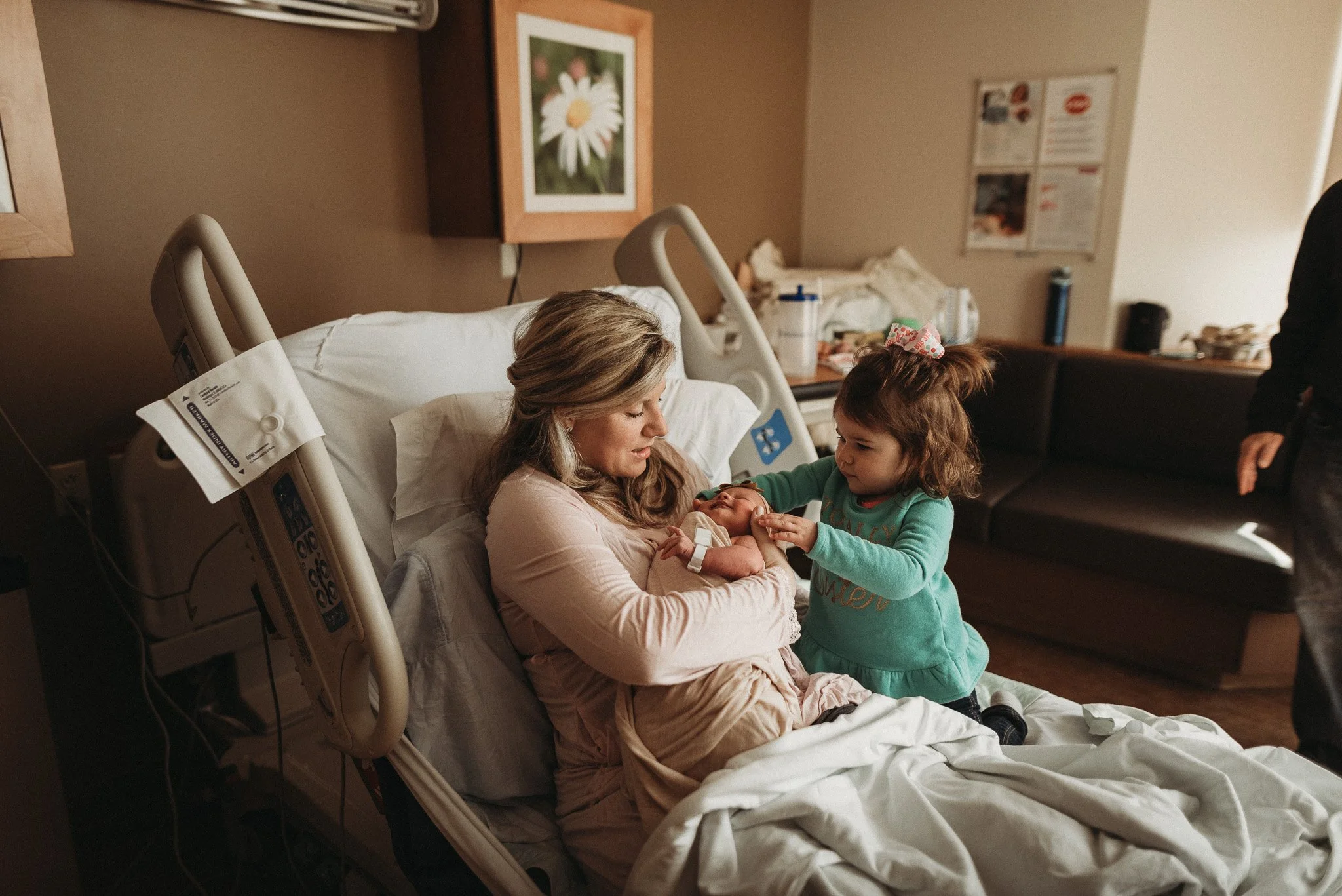 Big sister meets her new sibling during Fresh 48 hospital session