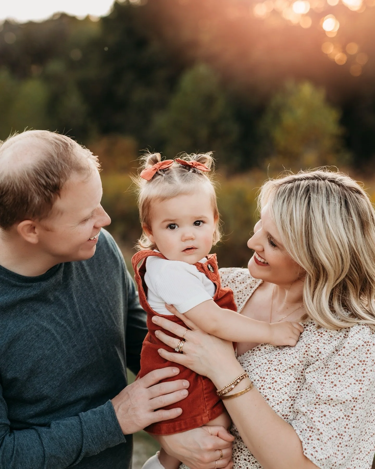Fall sessions are in full swing here! And although it is a rainy day today, there’s plenty of sunshine in the forecast! I cannot wait to see more families this week and next ๐ฅฐ๐๐
#columbusohmom #columbusohmoms #columbusmoms #columbusohio #co