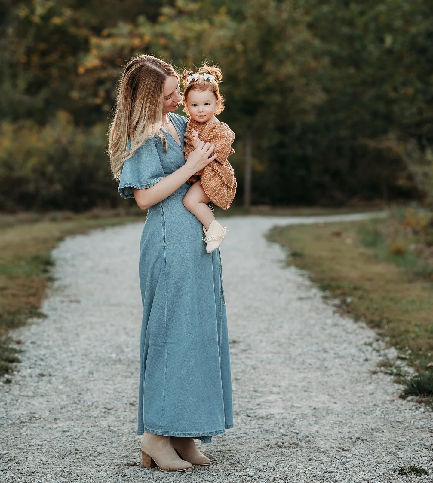 Nothing cuter than pigtails. I love this mother-daughter photo we captured ๐ฅฐ
โจ 
#columbusohmom #columbusmoms #columbusohio #columbuslife #columbusphotographer #columbusfamilyphotographer #lewiscenterohio #lewiscenterphotographer #ohiomoms #ohiofam
