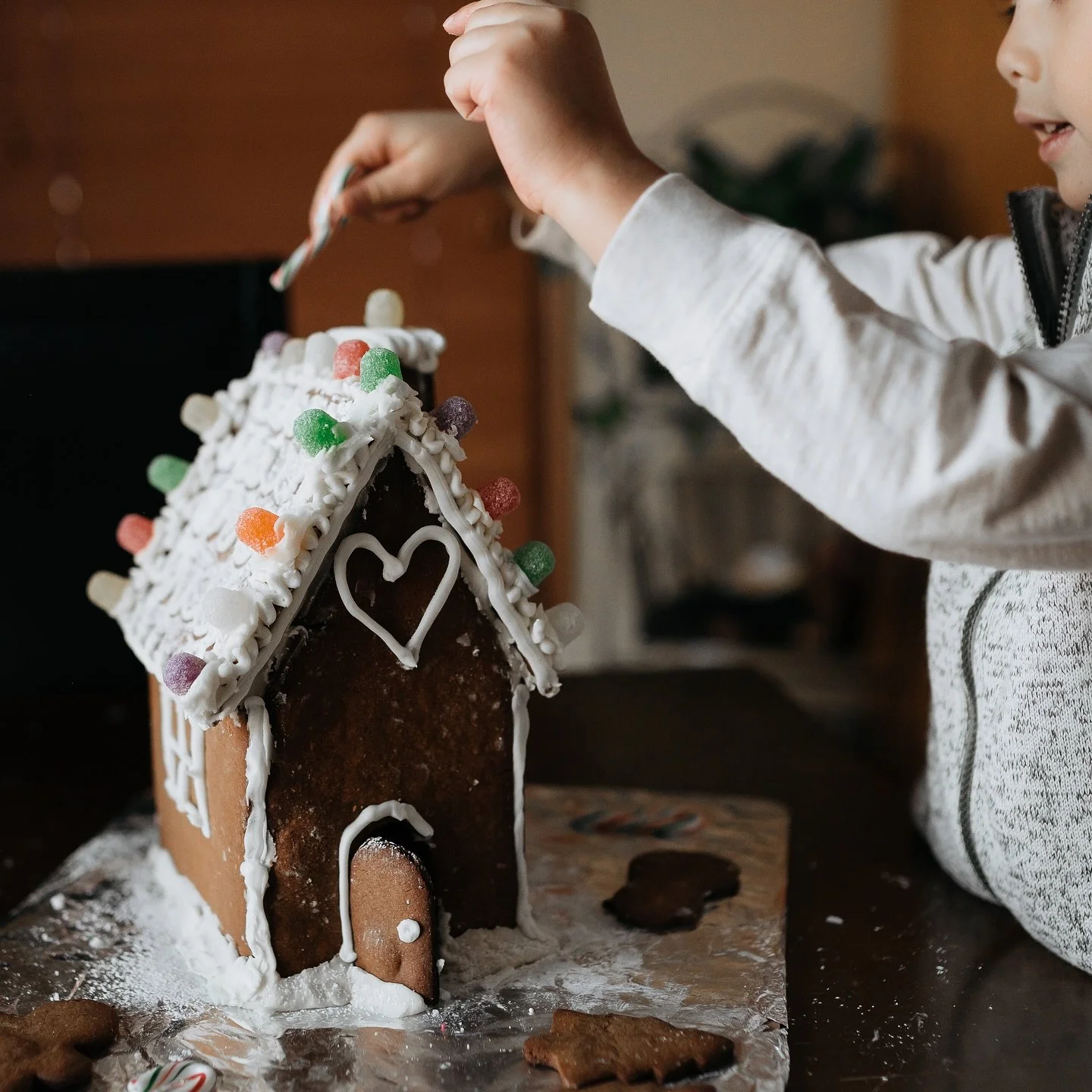 We all know the holidays aren’t just about the posed “Christmas card photos”.. they’re also about the in-between moments.
Cut-out cookies, gingerbread houses, matching PJs, wrapping-paper chaos, and cozy snuggles by the tree.