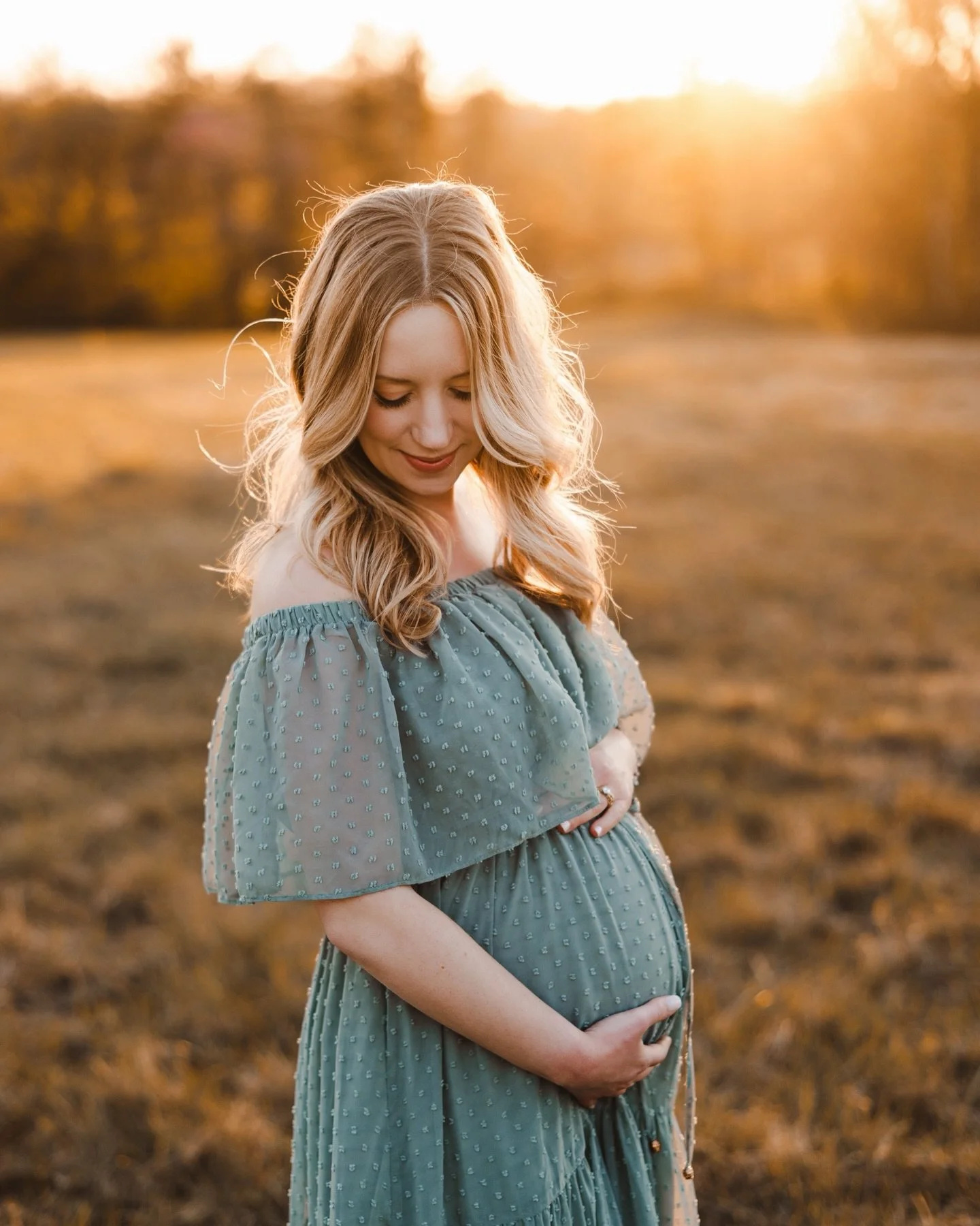 Throwback to warmer spring days&hellip; 🧡 

#columbusohiophotographer #614photographer #lewiscentermoms #maternity #maternityphotography