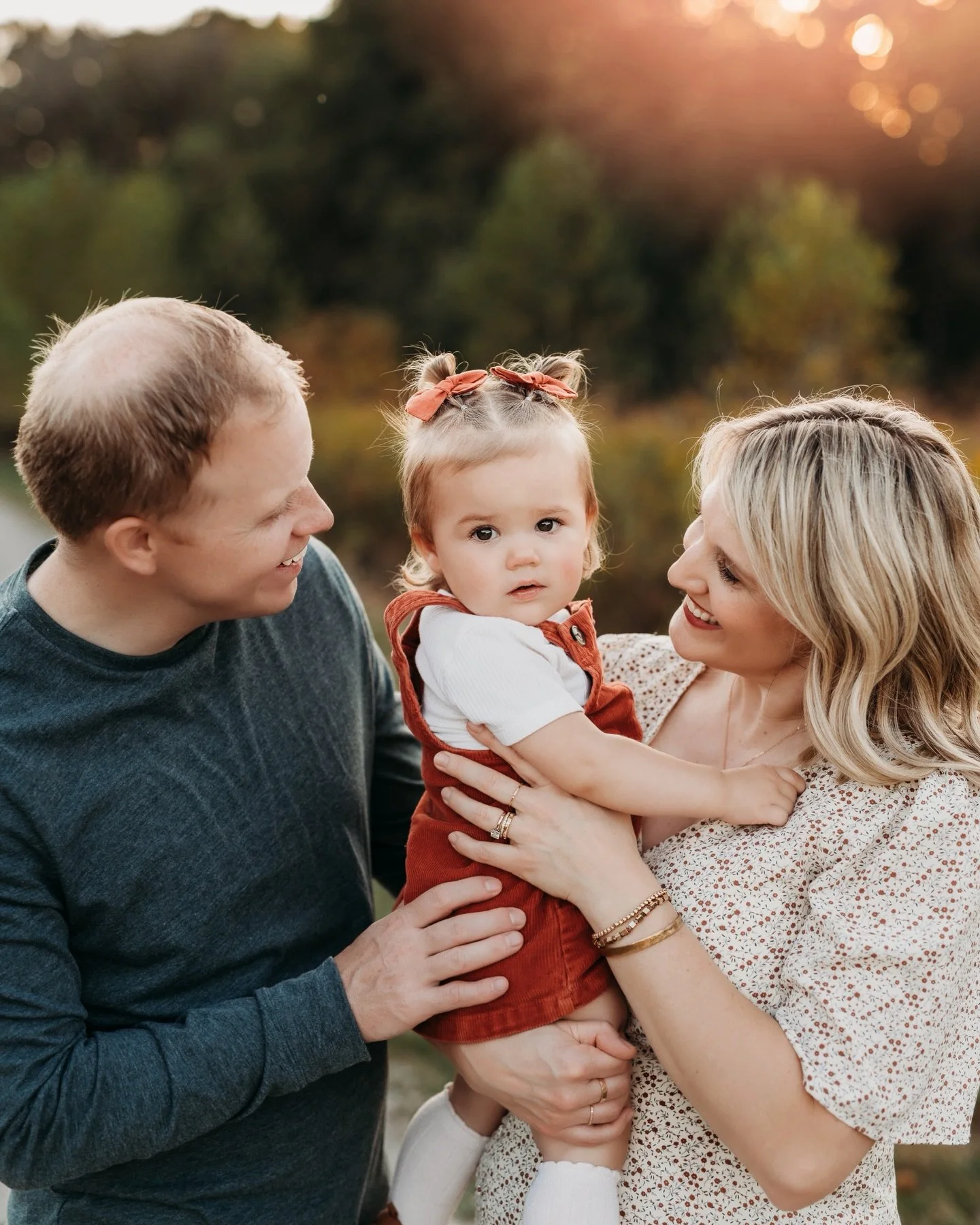 Happy Friday, Friends! 🍂 Fall sessions are OPEN! 🍂

If you&rsquo;ve been meaning to book family photos (like me 😅) this year, now is the time! Fall is my busiest time of year and sessions go fast - I highly recommend booking now for your preferred