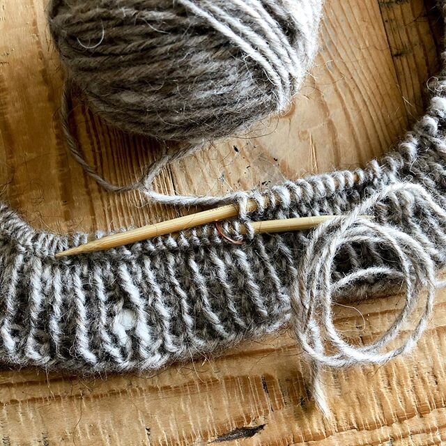 The best part about knitting accessories? The instant gratification. Last night I quickly made it through the 1x1 ribbed edge and a few rounds of the body. Can we talk about all this texture, though? What I love about this hand-spun Icelandic is that