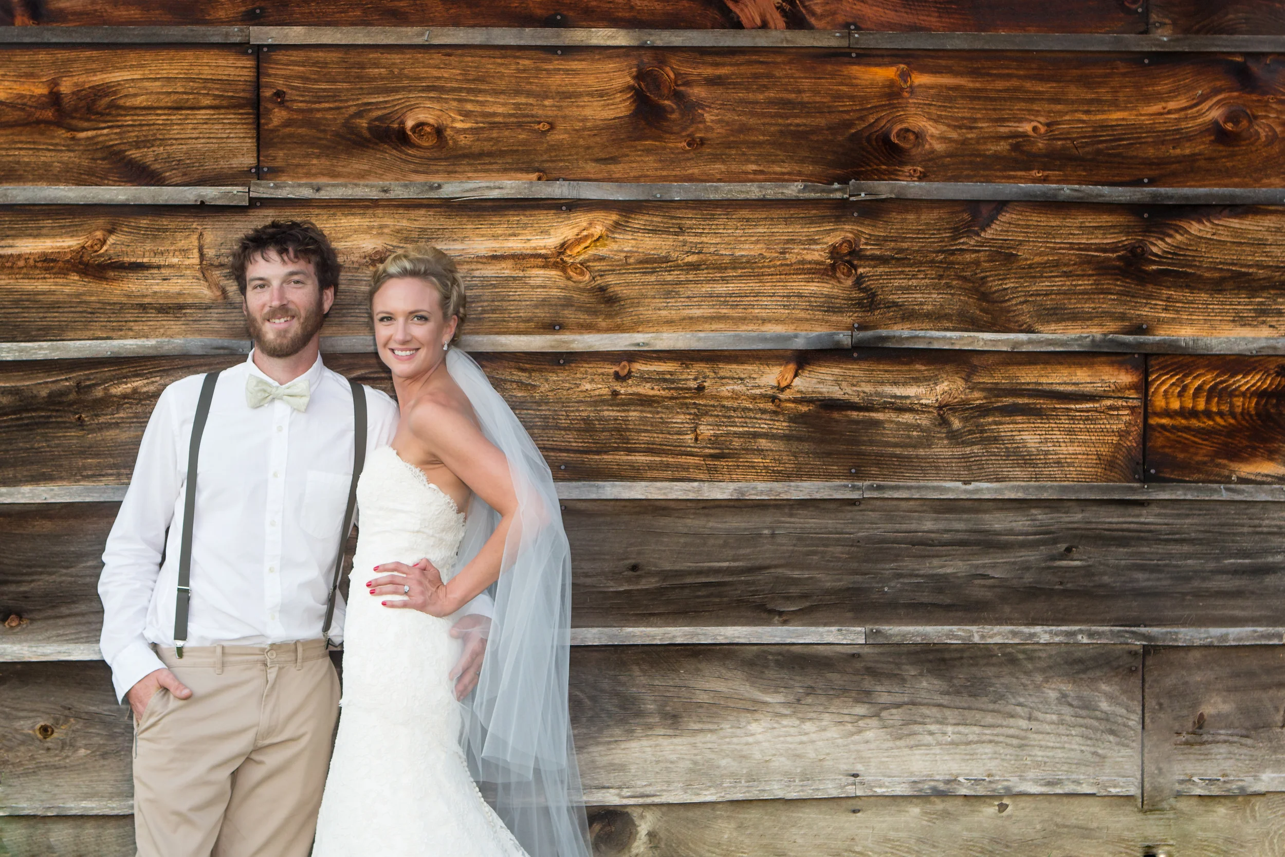 wedding bride groon old barn door .jpg