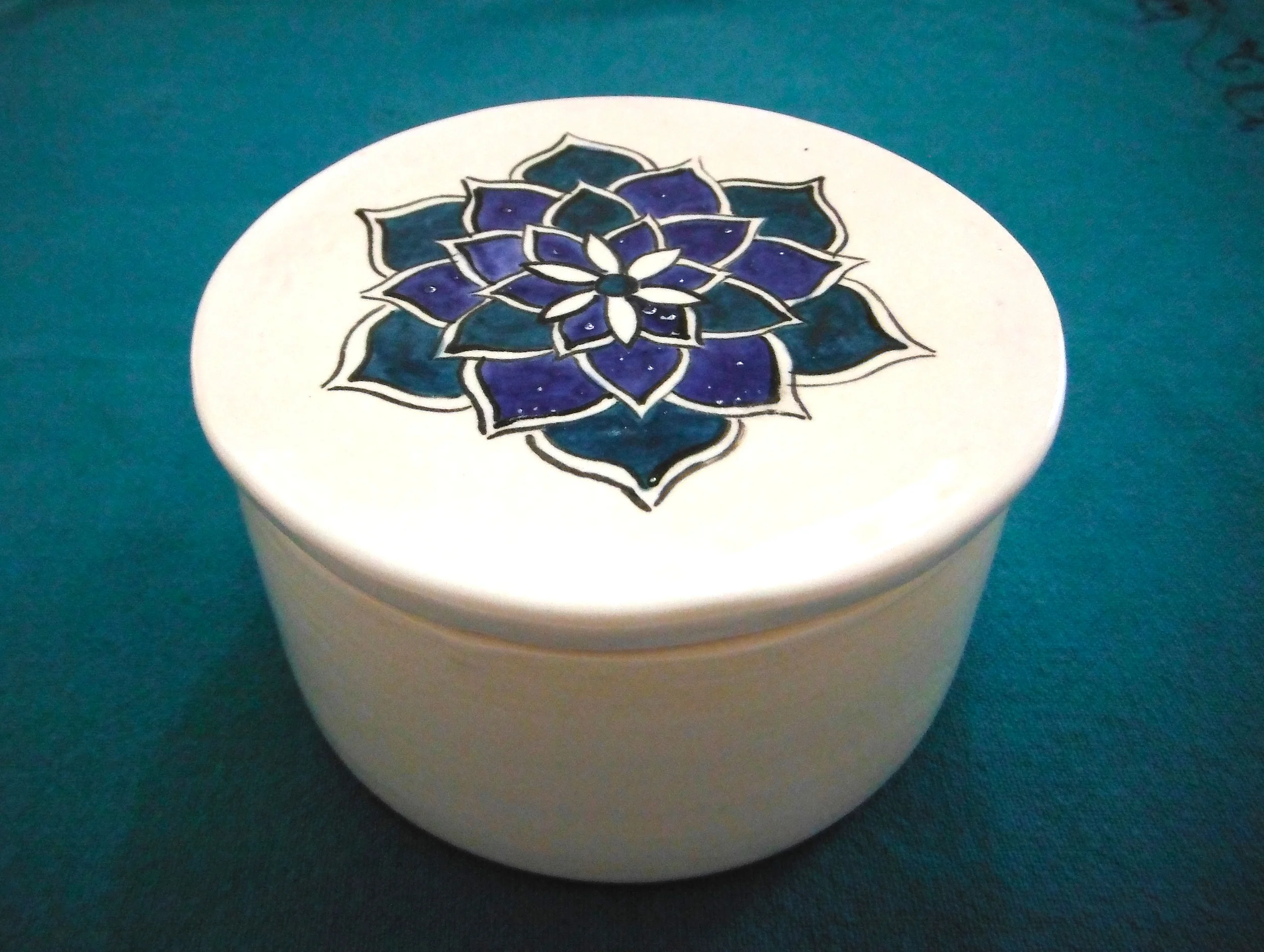 lidded box round.JPG