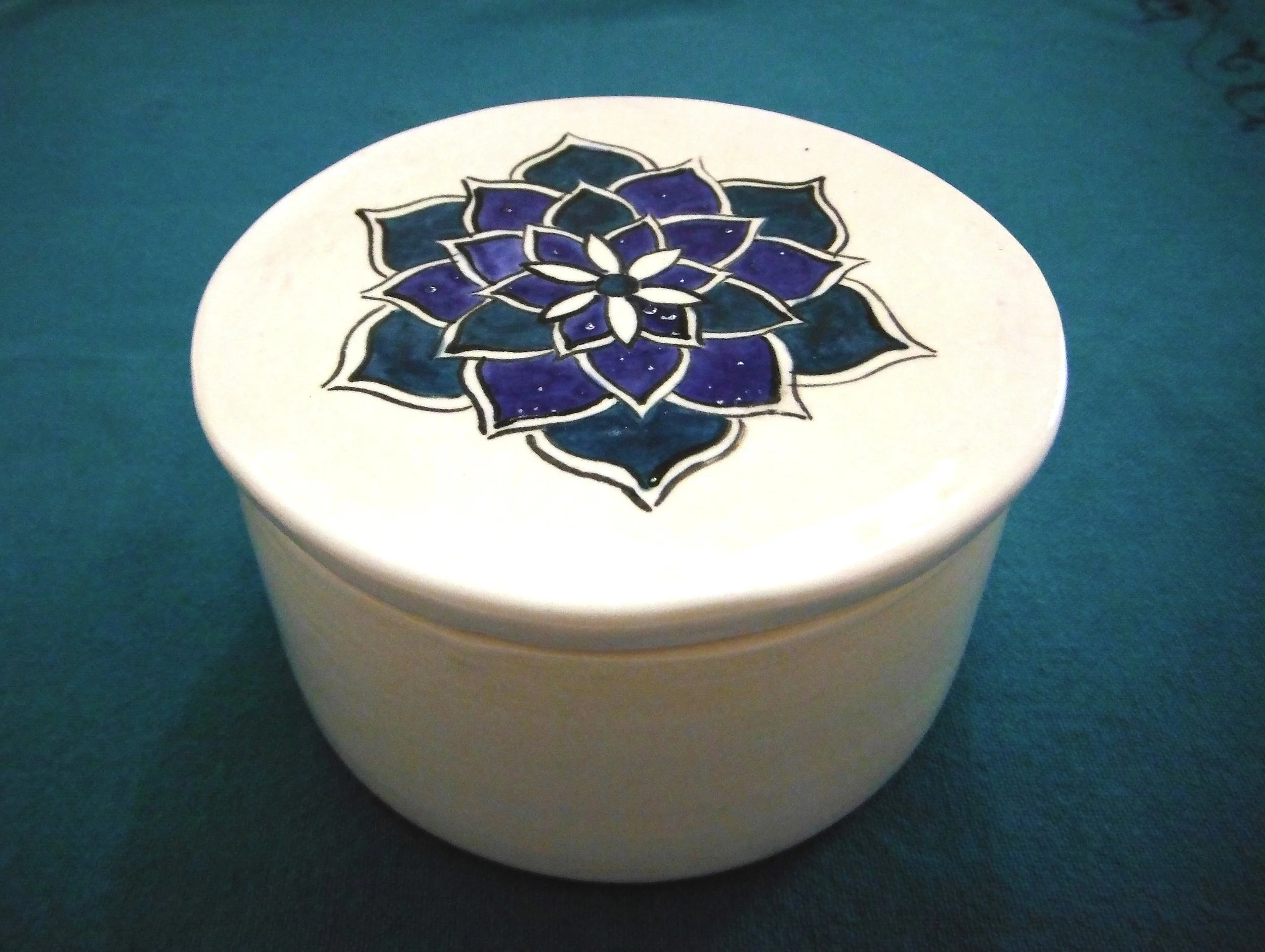 lidded box round.JPG