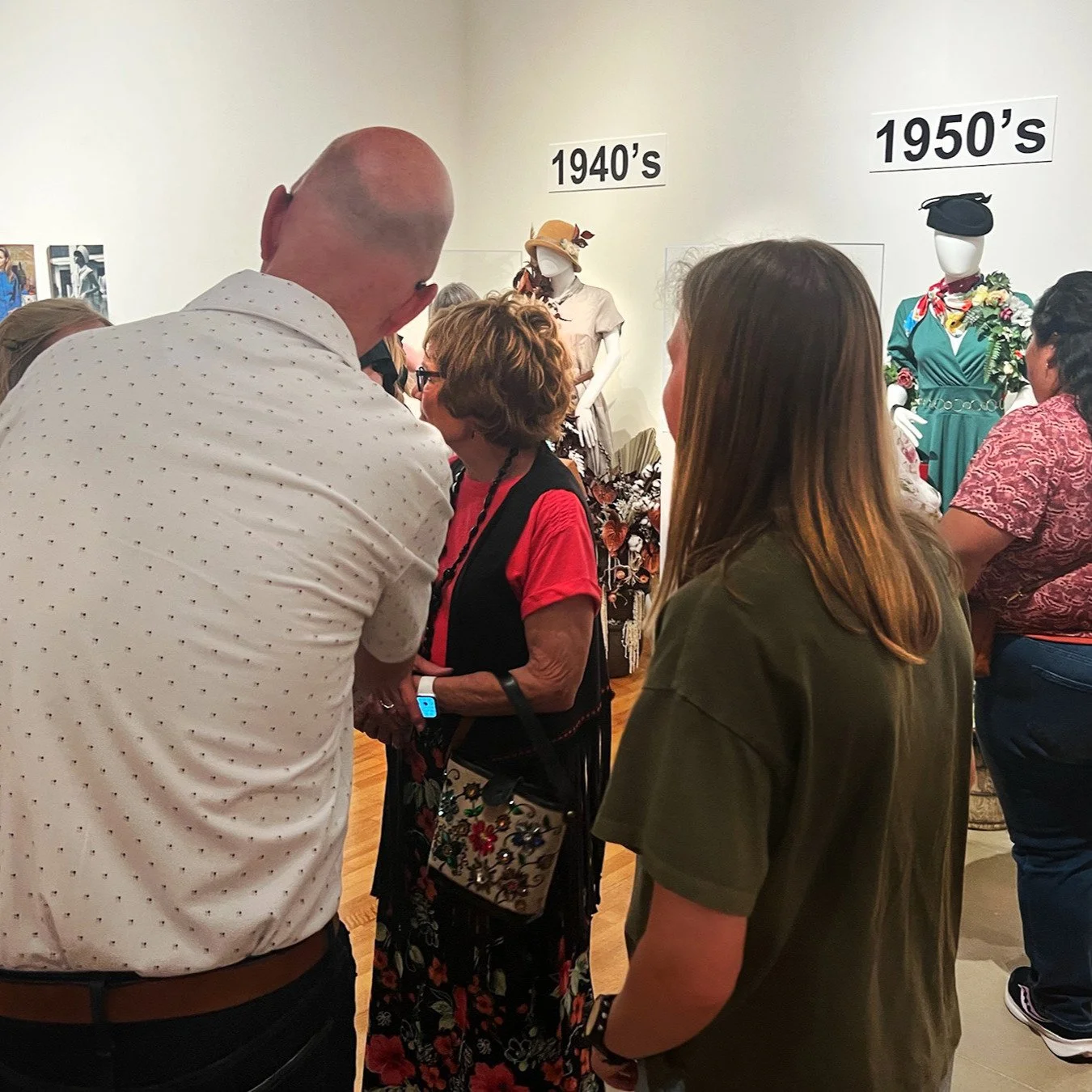 Still more from the opening of "Elements with Enid" at @tamugalleries at Texas A&amp;M. The show runs through May 10 -- check it out if you can!

#enidcollins #collinsoftexas #texasfashion #vintagehandbags #vintagefashion #floraldesign