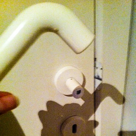 A quick throwback to the time the door handle broke while I was inside.... about a month into moving to Belgium. The closest human I knew was in Qatar. I was trapped.