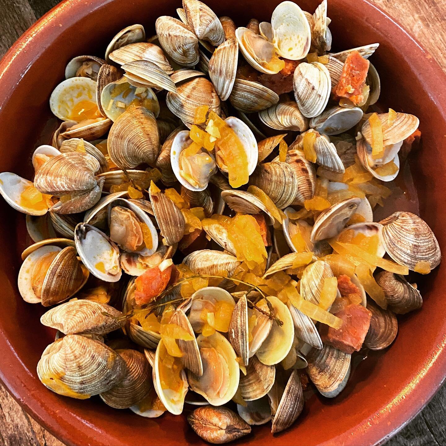 Clams (bought fresh from the fish van that comes to the village once a week) cooked with chorizo and fino sherry. Served with crusty bread. A pretty perfect lunch. Thanks to @jose_pizarro for the recipe. See story for the cookbook. 
#casahiguerasband