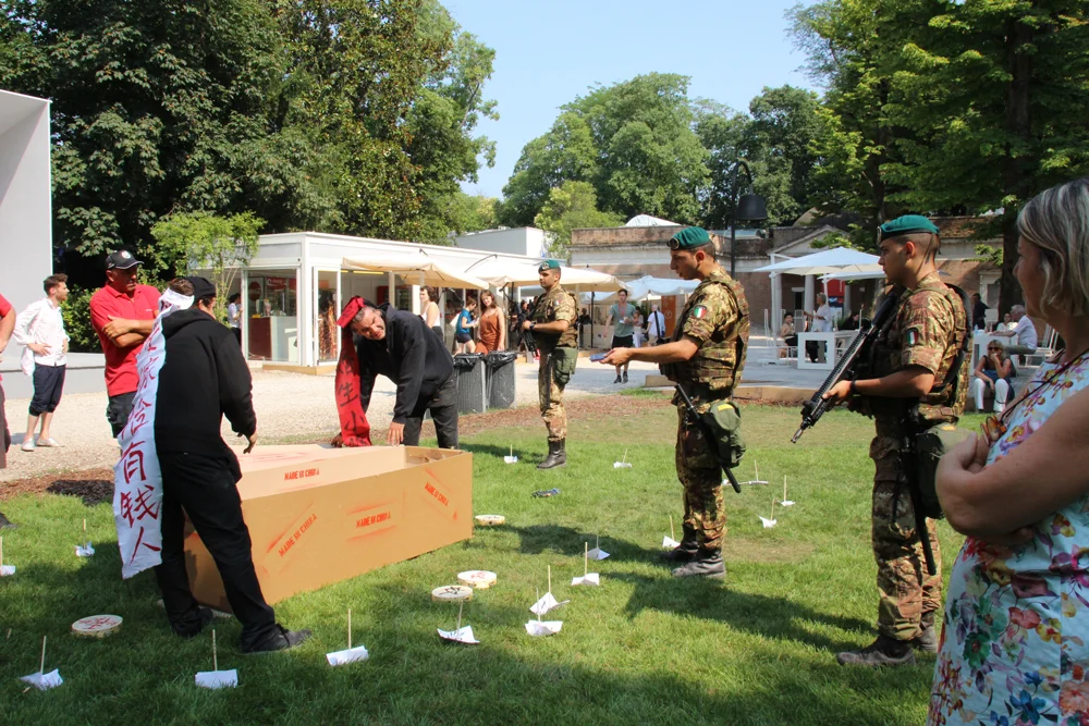 Biagini,-Gianluigi,-8,-MADE-TO-DIE-IN-CHINA-(Venice-Biennale-2017)-performance-5,-Emanuela-Bianconi.jpg