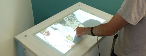  Standalone tactile display built with back projection 