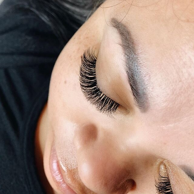 Views 😍⁣
⁣
how gorgeous are these lashes from up top?! Volume set on this babe! Link in bio to book 😘