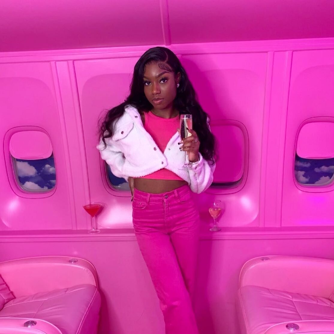 The only way to fly&hellip; in pink. ✈️💖

📷 @shanaia.riann 
🏷 Tag #gurlmuseumday to be featured.