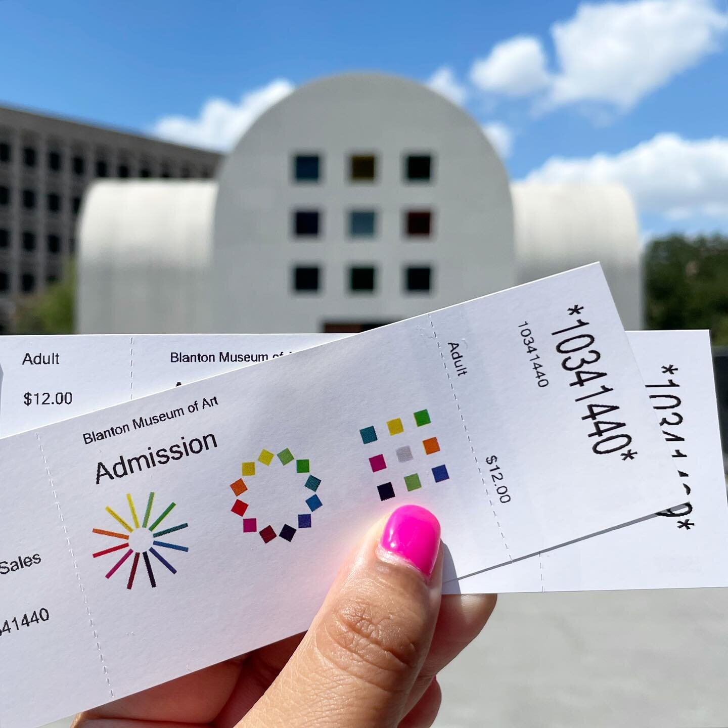 Plays a game of&hellip; &ldquo;let&rsquo;s match what we see with  @blantonmuseum&rsquo;s admission ticket&rdquo;. 🎟 💖 so clever. 

🖌 #gurlmuseumday