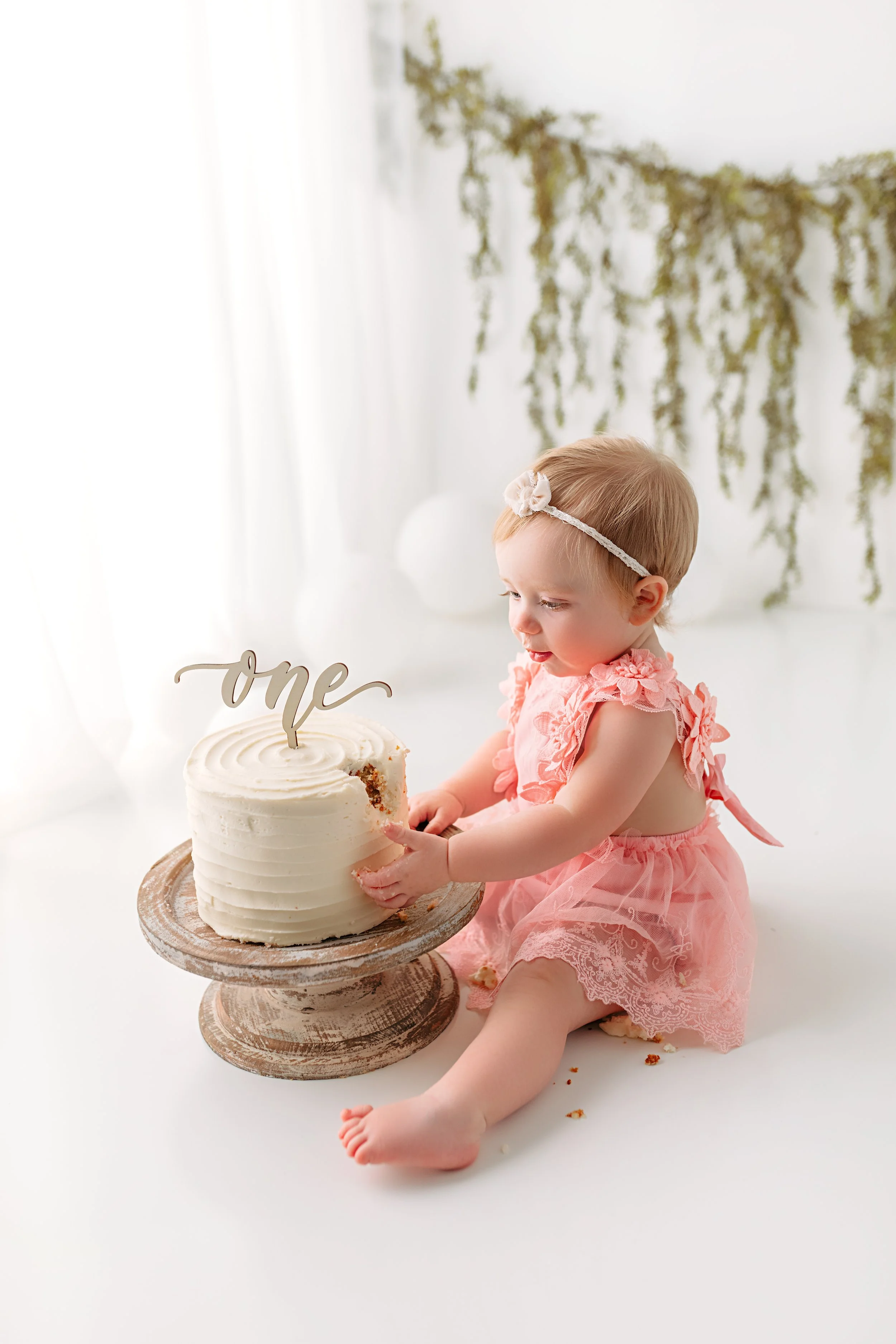 Girl cake smash session