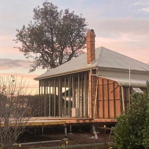Progress update on our Southbrook project. 

Its been rewarding to see the old seamlessly transition to the new.
.
.
.
Photos: Mortbuild
Architects: @aspect_apm 
.
.
.
.
#building #renovation #homedesign #toowoomba #toowoombaregion #toowoombabuilder 