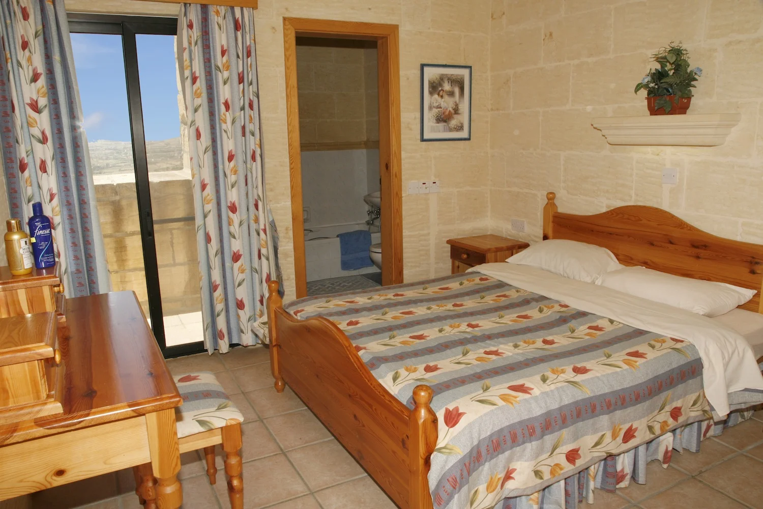 Master bedroom with en-suite shower bathroom