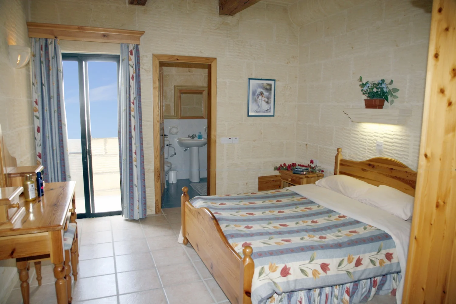 Master bedroom with en-suite shower bathroom