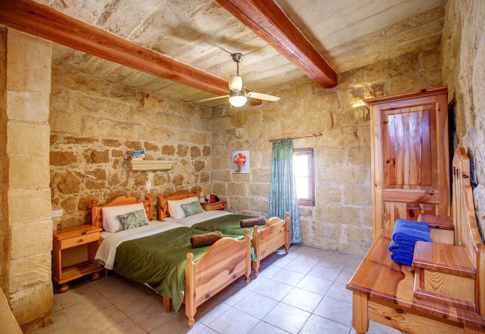 Twin bedroom with ensuite shower