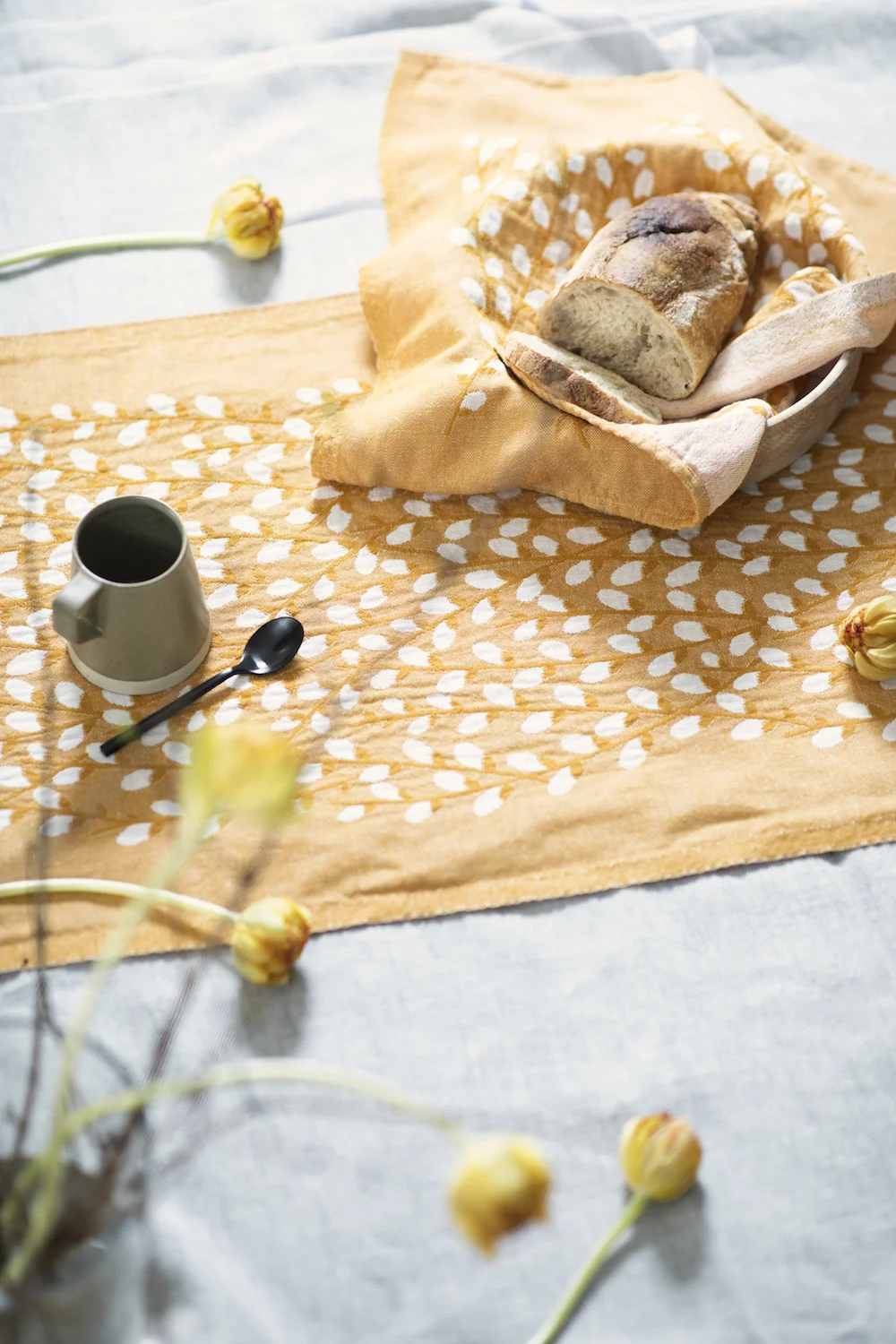 lapuankankurit_varpu_runner_and_towel_white-cloudberry_2_0.jpg