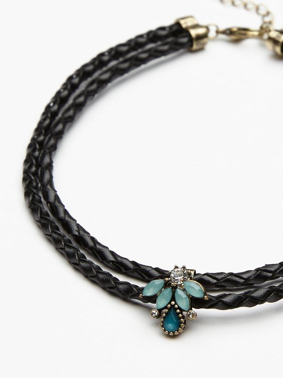 Design sold to Free People are mostly Boho/ Hippie/ Trendy Design Inspiration – Simple leather chocker with unique center piece