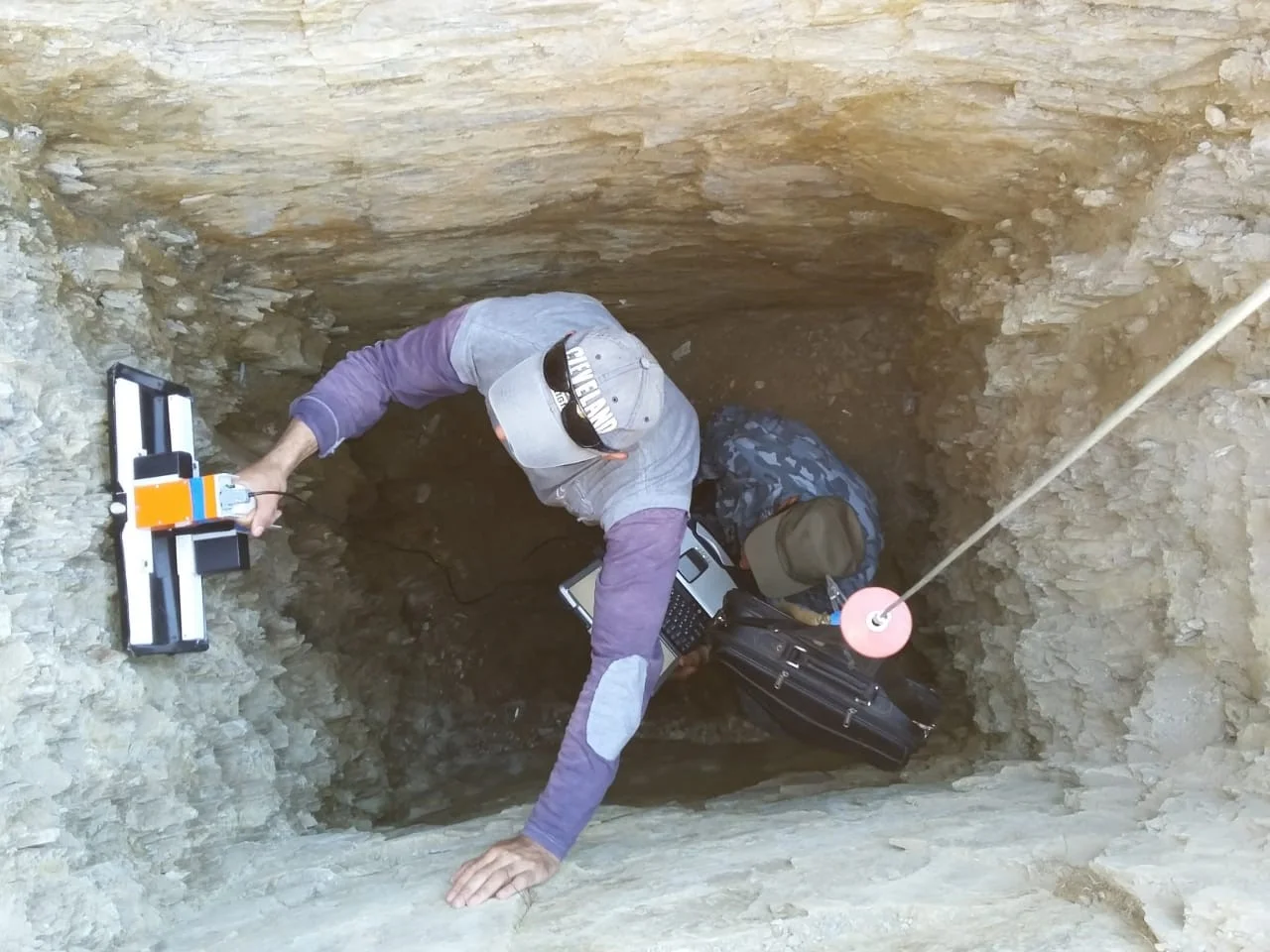Working with GROT 12H georadar in a pit.