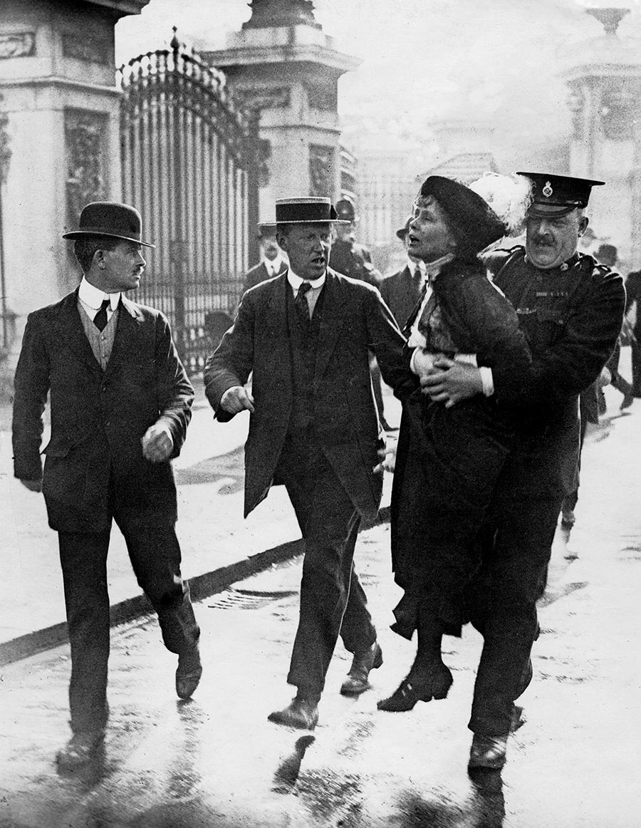 w03 - Suffragette anholdes af politi, London 1912 - arkivfoto.jpg