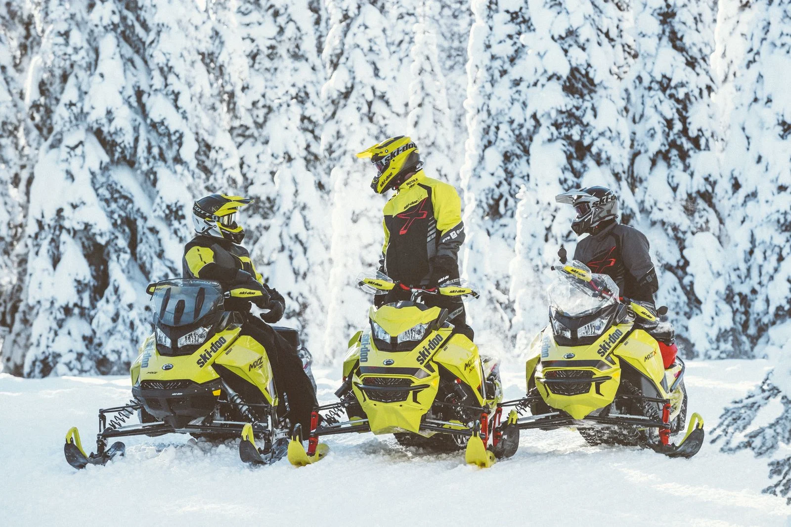 2020 SKI-Doo_MXZ_Group_Lifestyle_MY20_JW_11713_R3_RGB-1600x1600.jpg