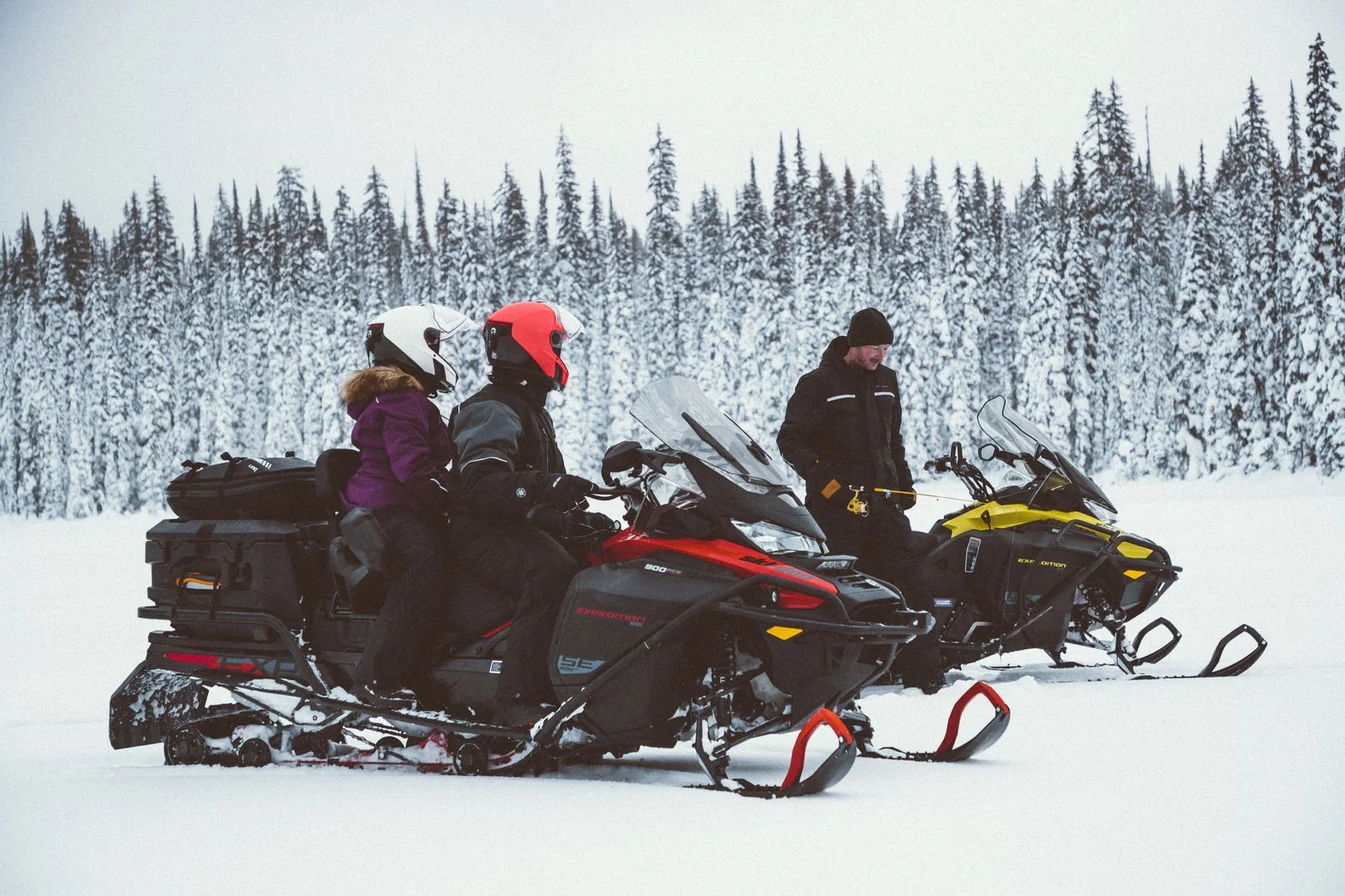SKI_Expedition_LE_Fishing_Group_Lifestyle_MY20_JW_25911_R2_RGB-1600x1600 (1).jpg