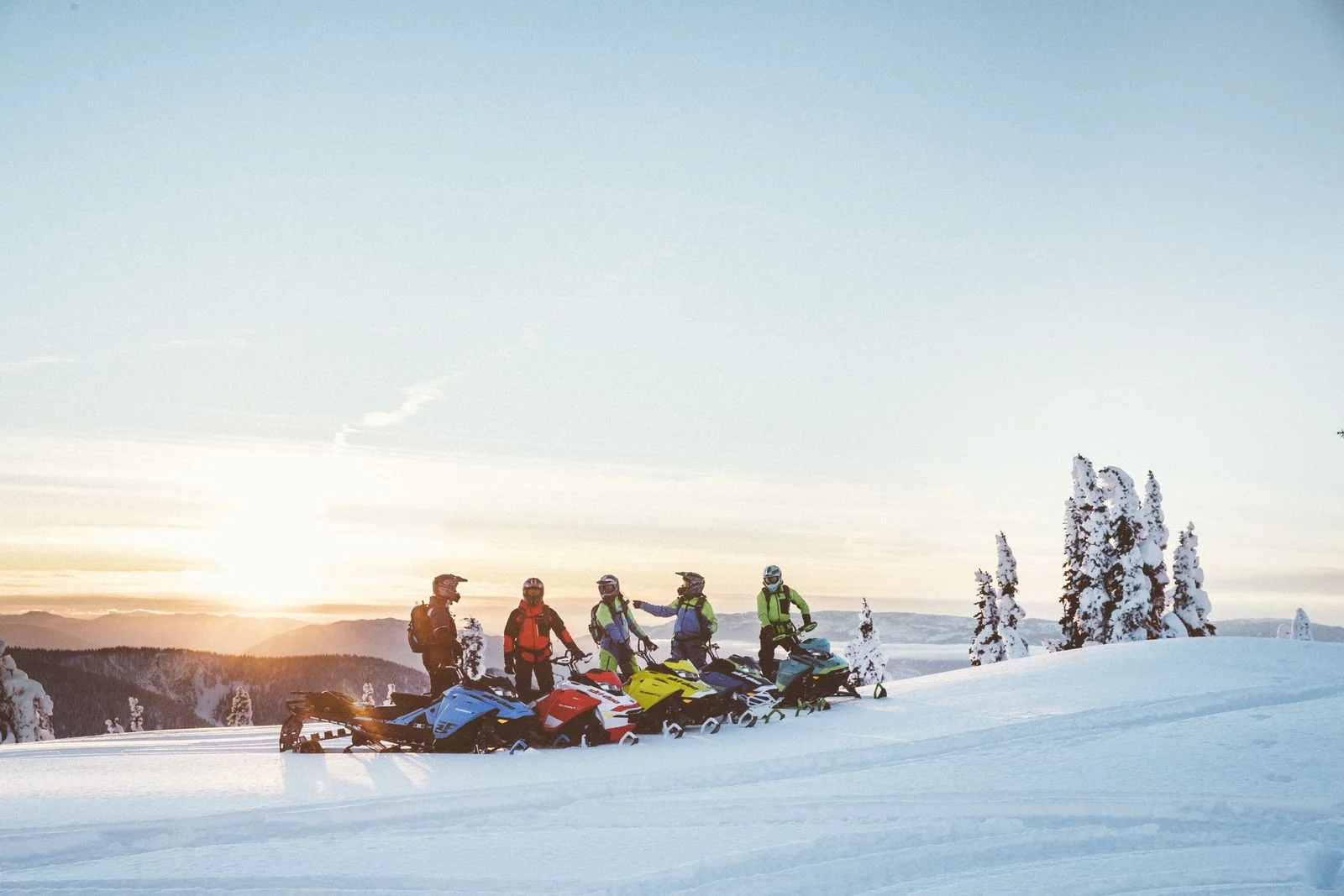 SKI_Summit_Group_Lifestyle_MY20_JW_13339_R3_RGB-1600x1600 (1).jpg