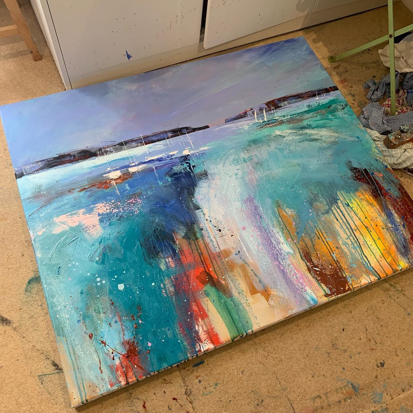 My latest painting of Abersoch drying in the studio and ready for a customer to snap up at a @clarendonfineartofficial gallery. I love it!!! Always tough to part with paintings that you fall in love with 🙈😍🤣 

#naomcdowellart #abersoch #sailing #o