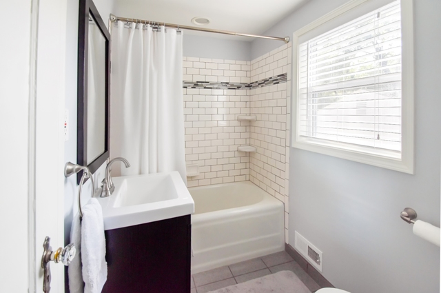 1174 E 77th Street Kansas City - Bath Upstairs.jpg