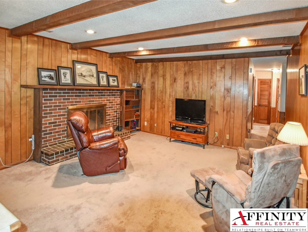 Affinity Real Estate-930-WardCliff-Dr-Olathe-Living.jpg