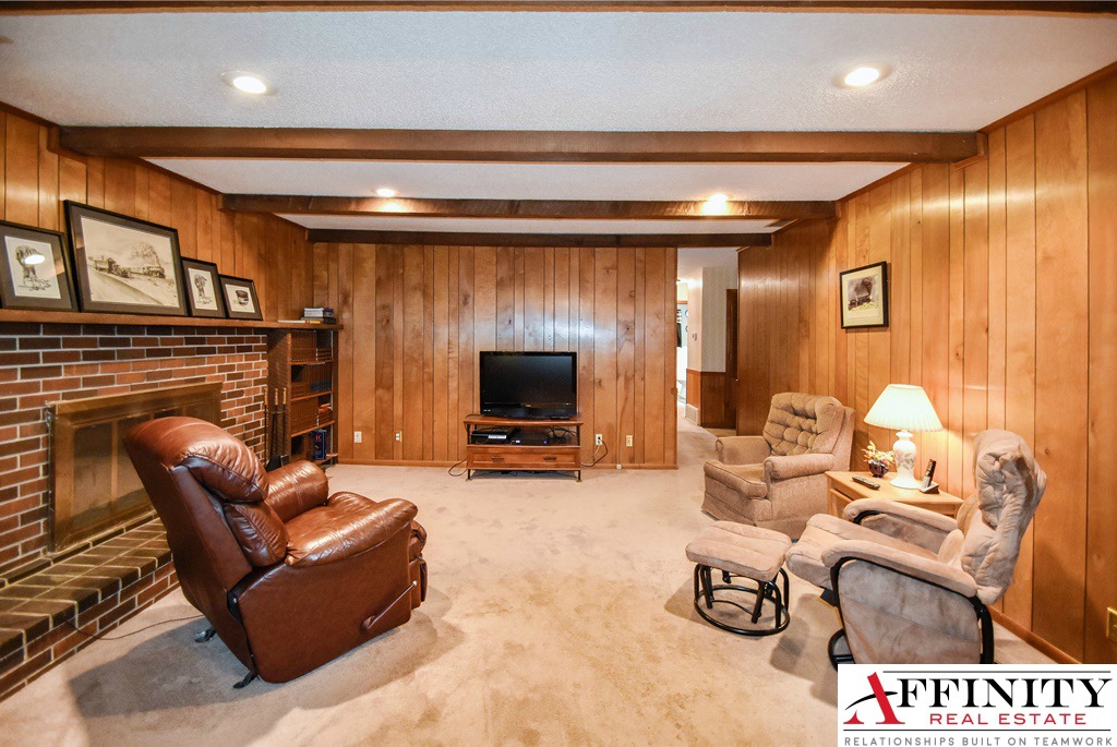 Affinity Real Estate-930-WardCliff-Dr-Olathe-Living2.jpg