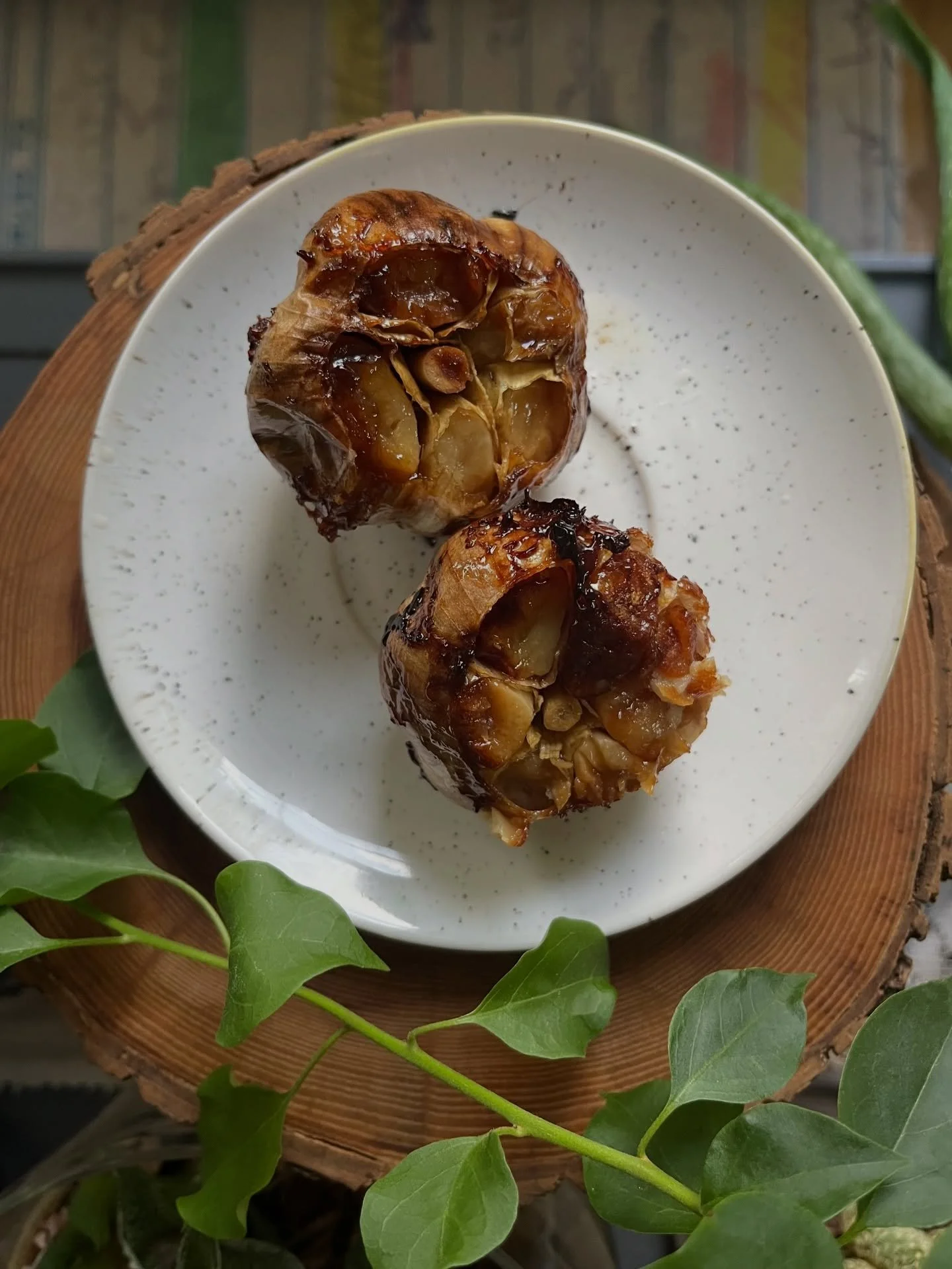 Roasted Garlic is quick and easy to make, and adds incredible depth and richness to recipes. Follow along for how to recreate at home!

🧄 Slice the top off of a whole bulb of garlic, and place on a large piece of tinfoil. 

🧄 Drizzle the garlic bul