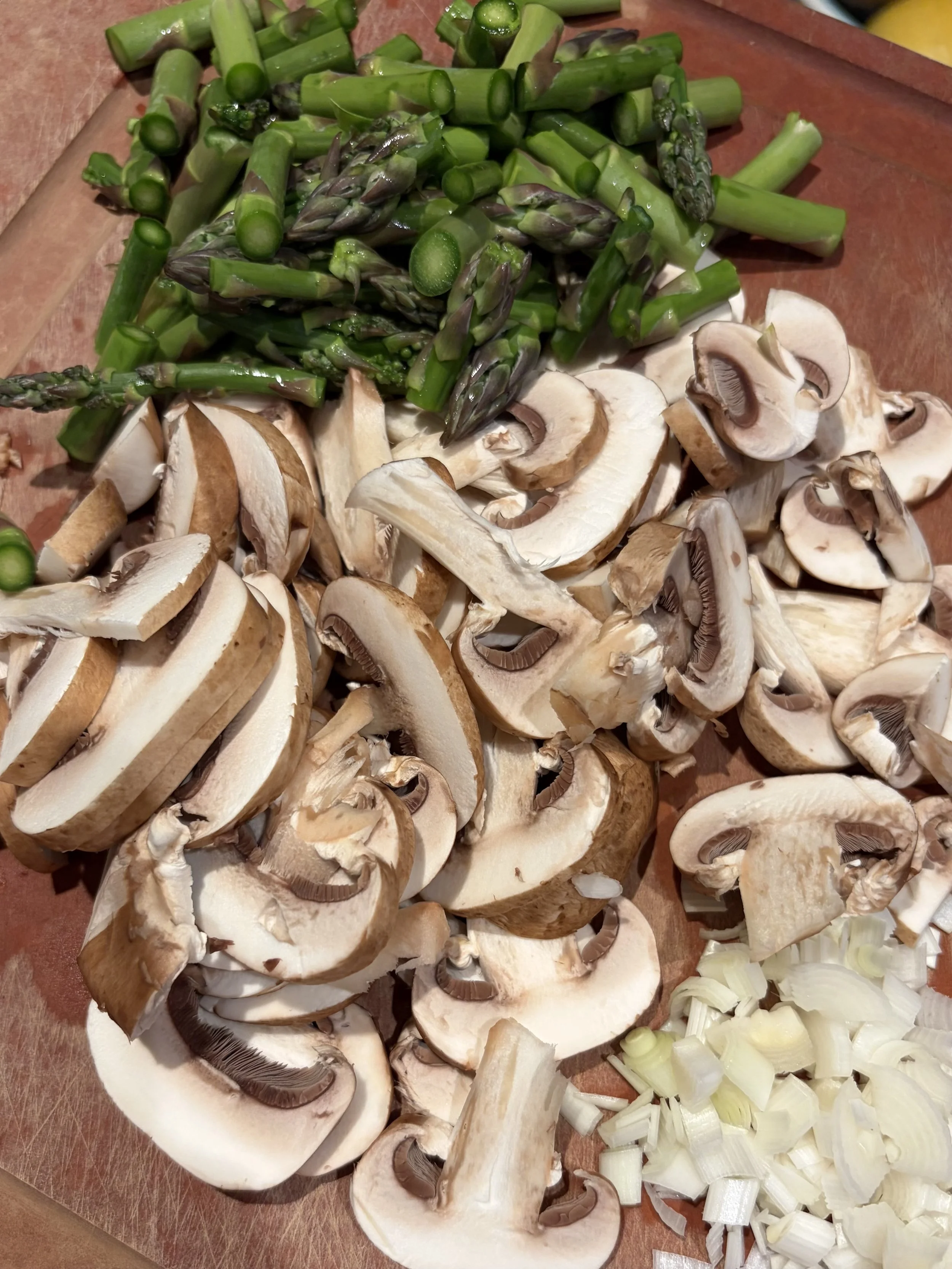 Creamy Asparagus Garlic Pizza (1).jpeg